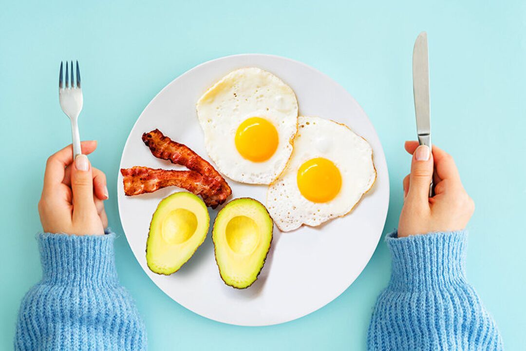 იდეალური საუზმე კეტო დიეტის მენიუში - კვერცხი ბეკონით და ავოკადო